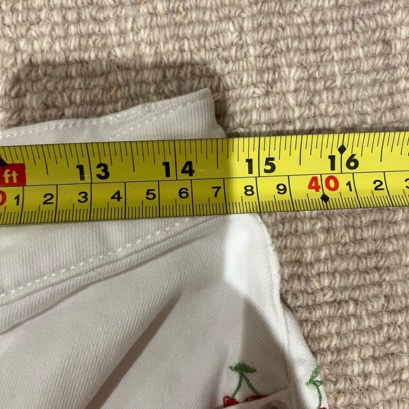 White juicy couture raw edge jeans with cherry embroidery pattern - Picture 10 of 10